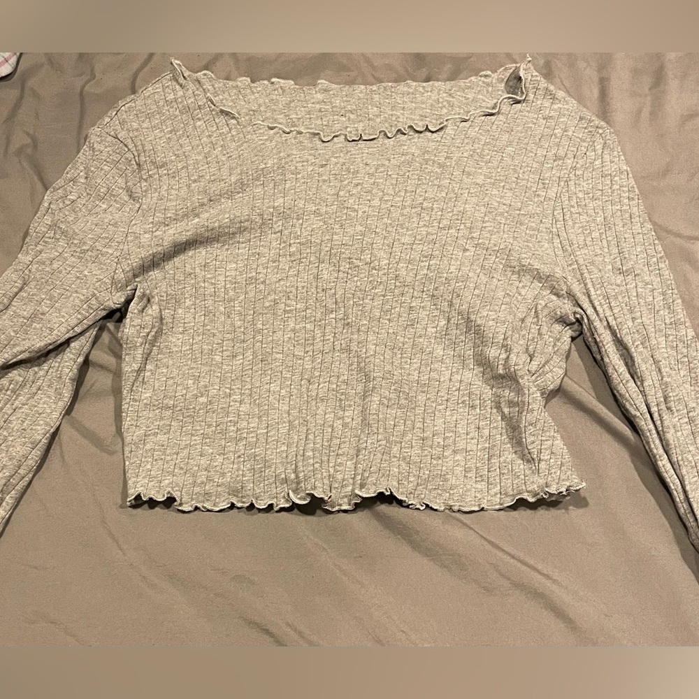 Grey cropped long sleeve shirt